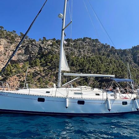 Magnific Sailboat Next To The Beach Bcn 바달로나 외부 사진